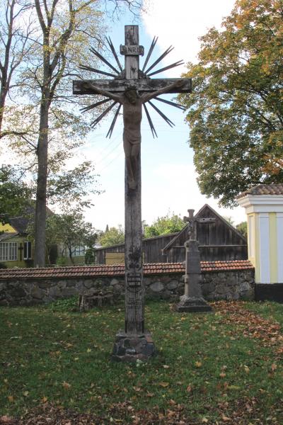 Kryžius ir jubiliejinė lenta Daujėnų bažnyčios 200 m. jubiliejui